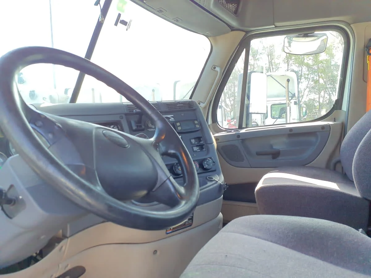 2019 Freightliner Cascadia - image 7