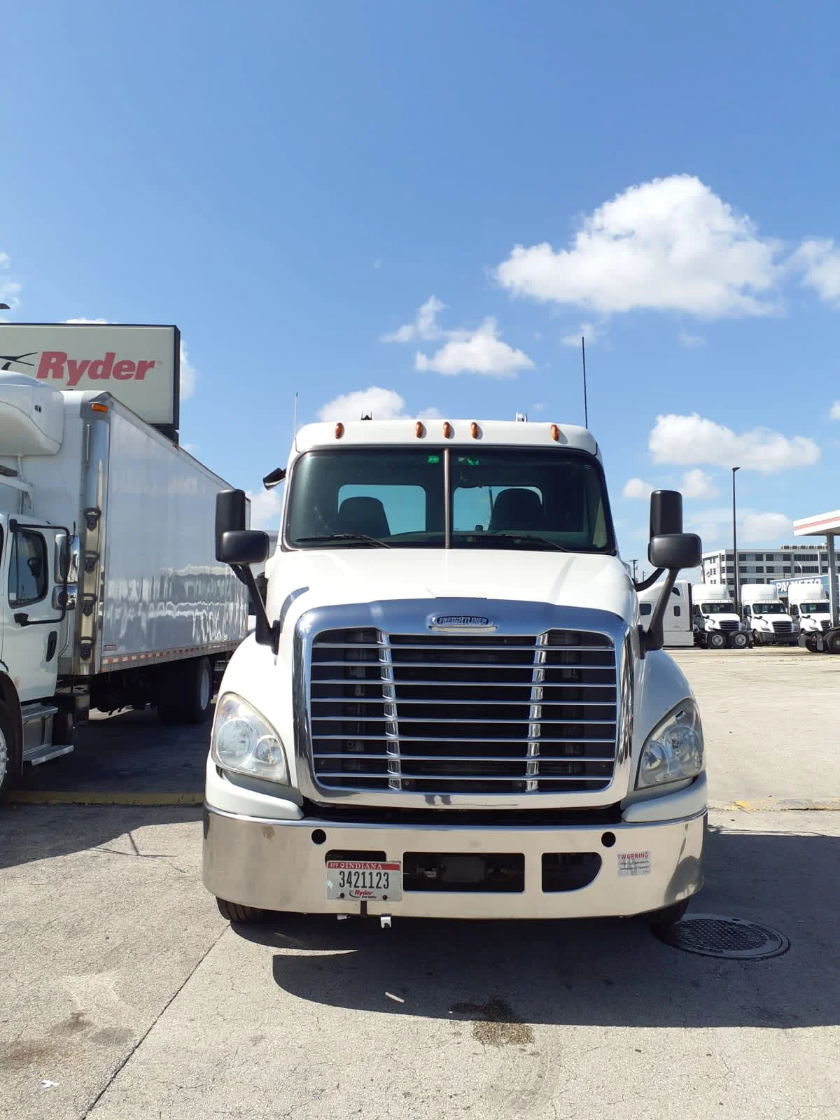 2019 Freightliner Cascadia - image 2