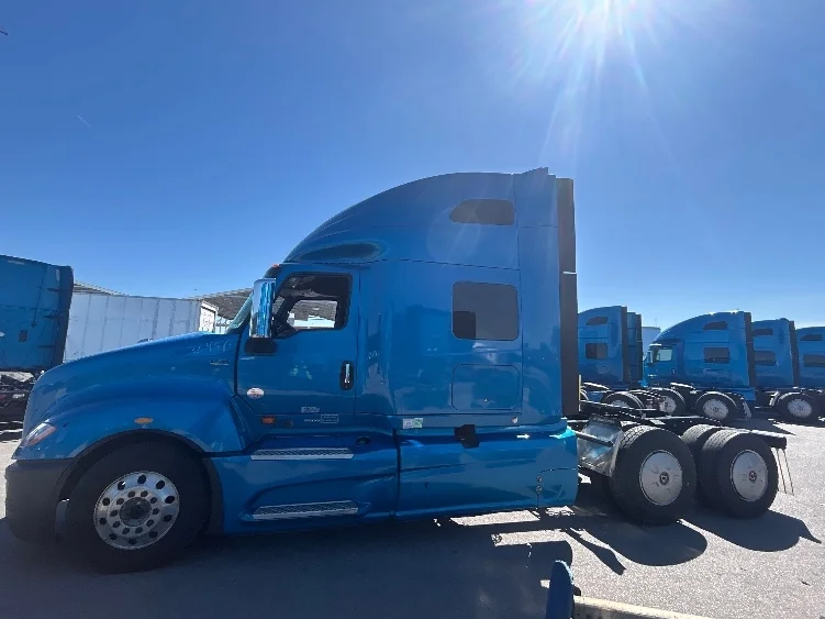 2021 International LT - image 4