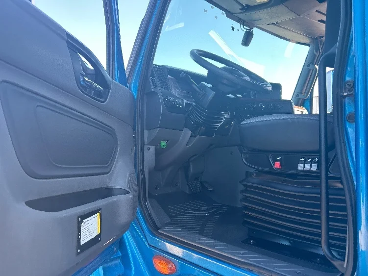 2021 International LT - image 9