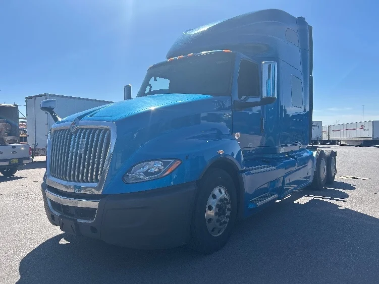 2021 International LT - image 3