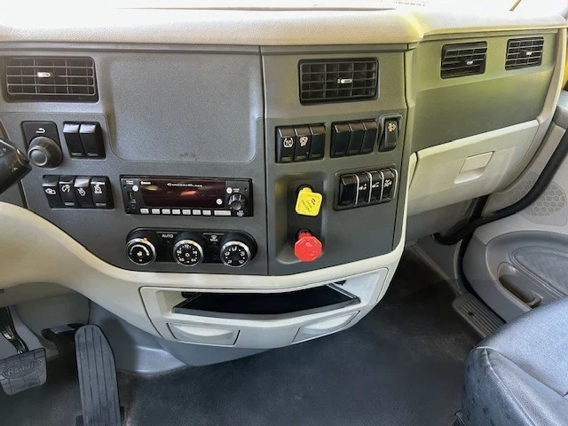 2021 Peterbilt 579 in Charlotte, NC — photo 13