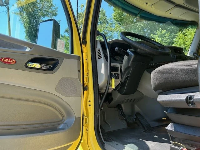 2021 Peterbilt 579 in Charlotte, NC — photo 10