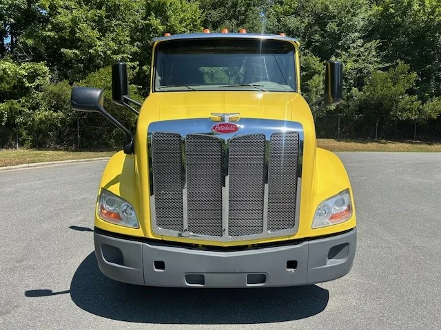 2021 Peterbilt 579 in Charlotte, NC — photo 2