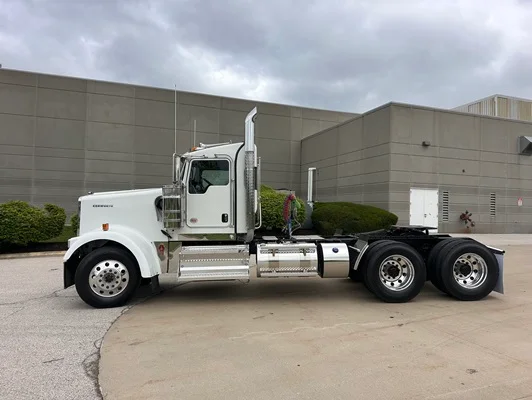 2027 Kenworth W900 in Olathe, KS — photo 2