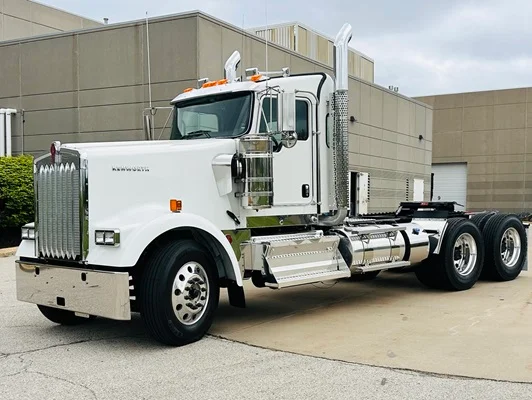 2027 Kenworth W900
