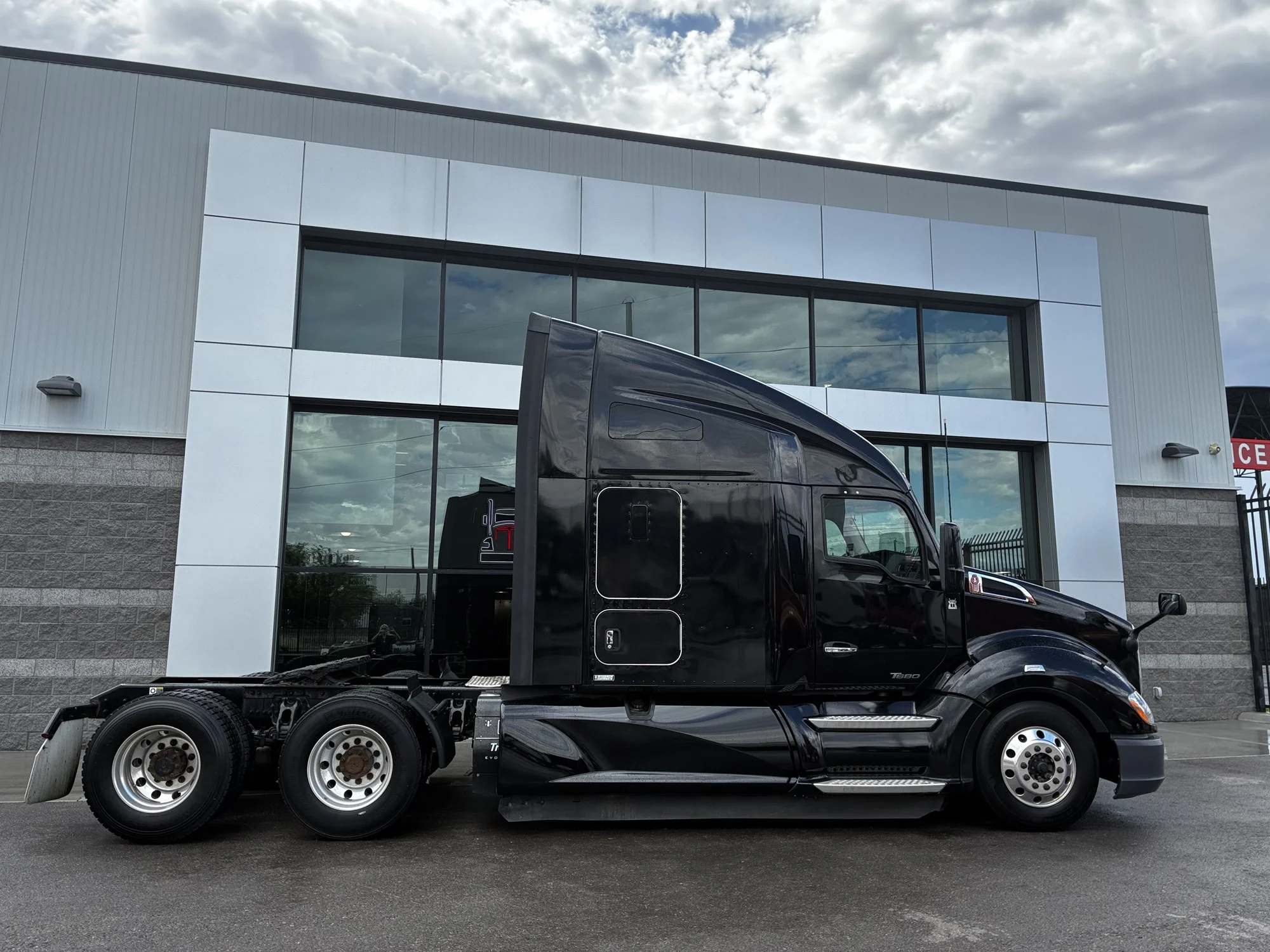 2022 Kenworth T680 in Las Vegas, NV — photo 2