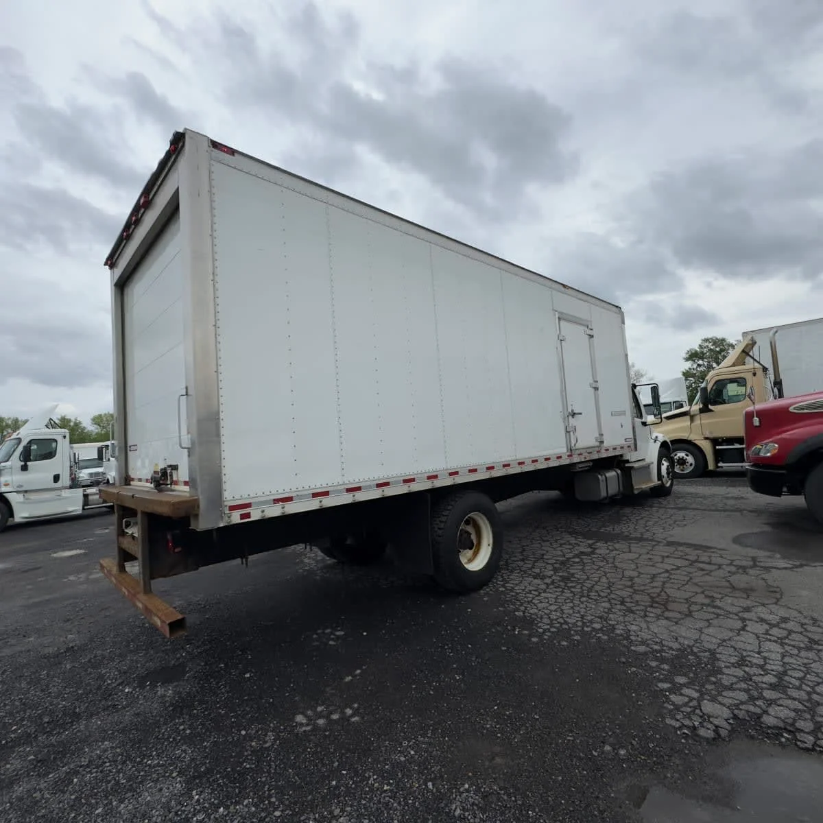 2019 Freightliner M2 106 - image 4