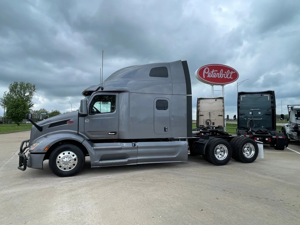2023 Peterbilt 579 - image 2