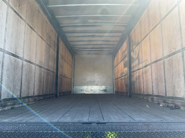 2020 Hino 268 - image 8