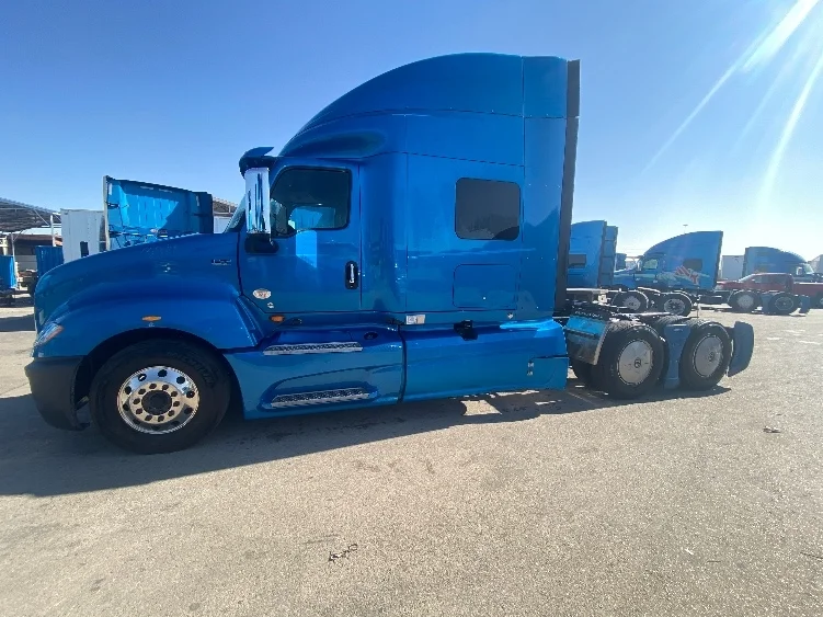 2020 International LT - image 4