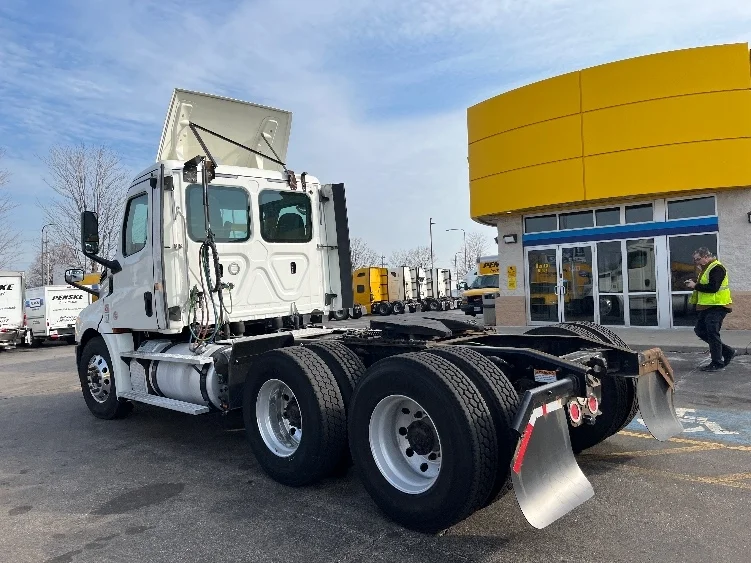 2019 Freightliner Cascadia in Sturtevant, WI — photo 5