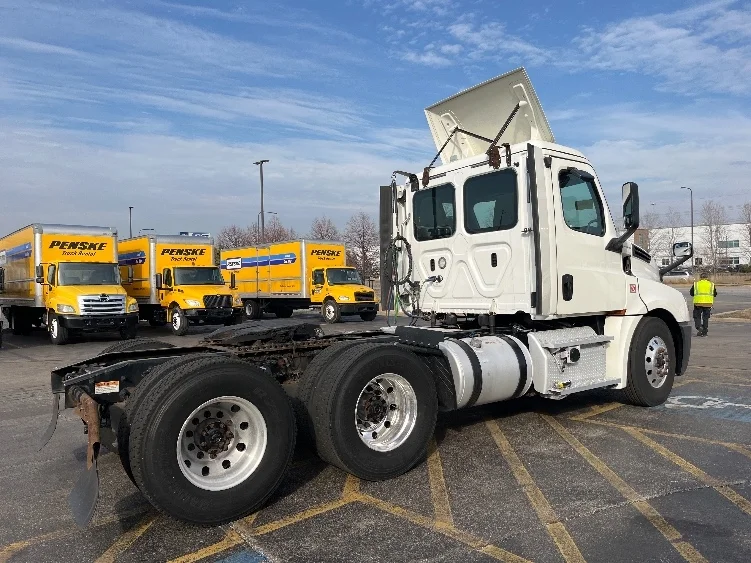 2019 Freightliner Cascadia in Sturtevant, WI — photo 7