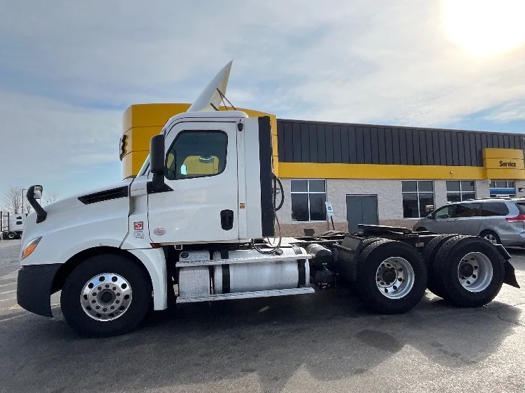 2019 Freightliner Cascadia in Sturtevant, WI — photo 4