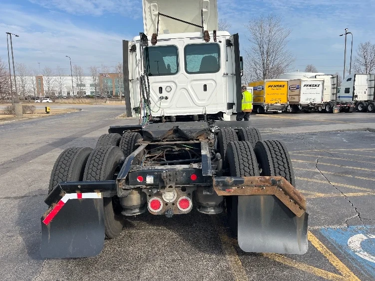 2019 Freightliner Cascadia in Sturtevant, WI — photo 6