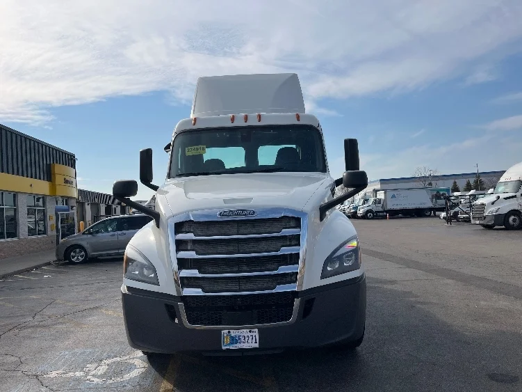 2019 Freightliner Cascadia in Sturtevant, WI — photo 2