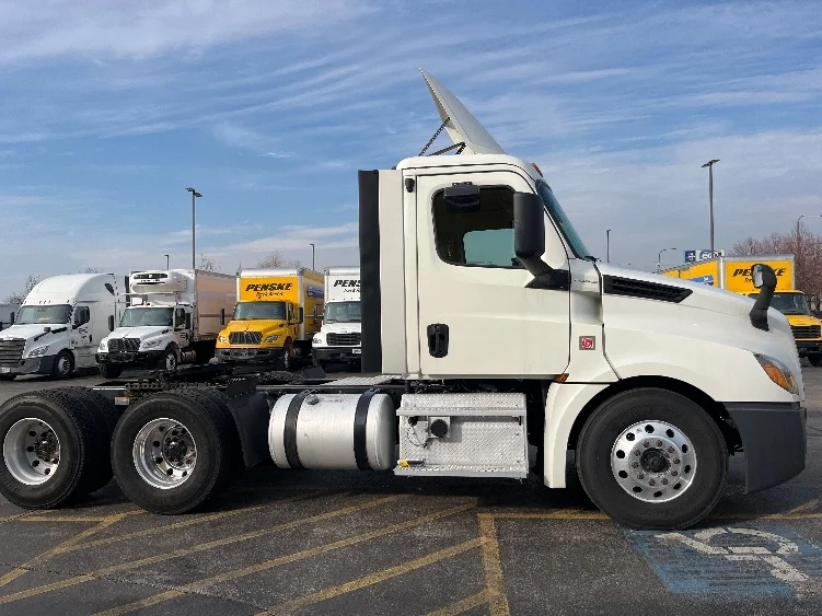 2019 Freightliner Cascadia in Sturtevant, WI — photo 8