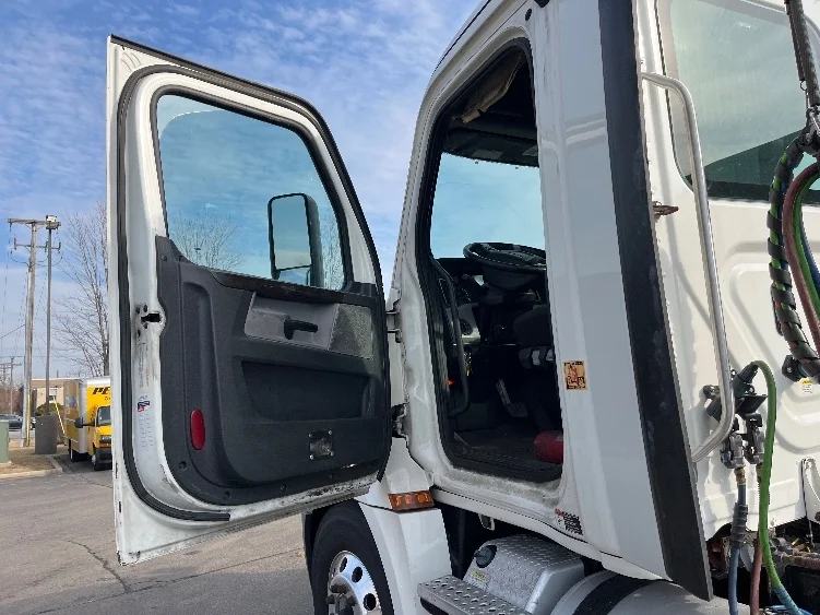 2019 Freightliner Cascadia in Sturtevant, WI — photo 9