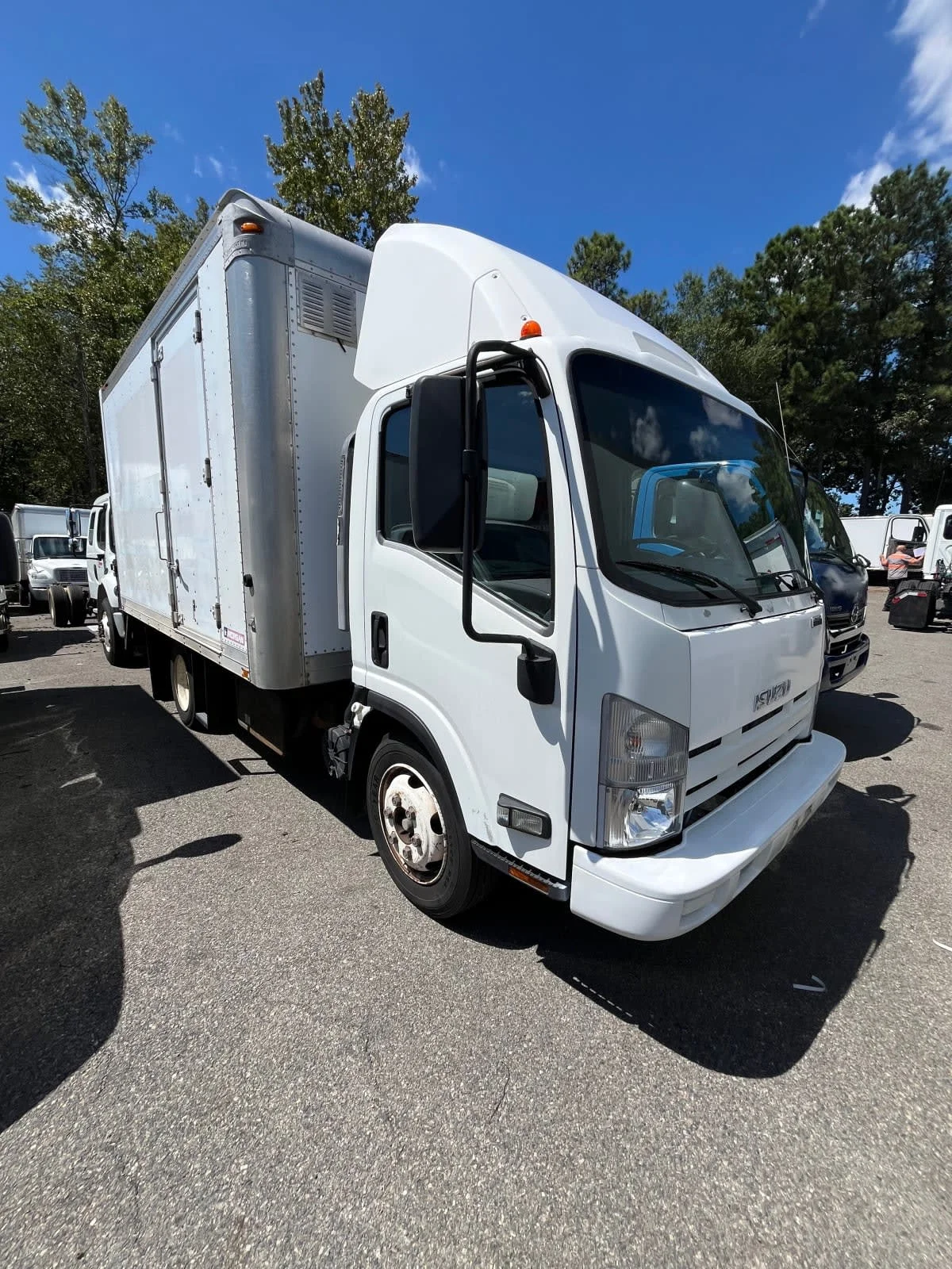 2014 Isuzu NQR - image 3