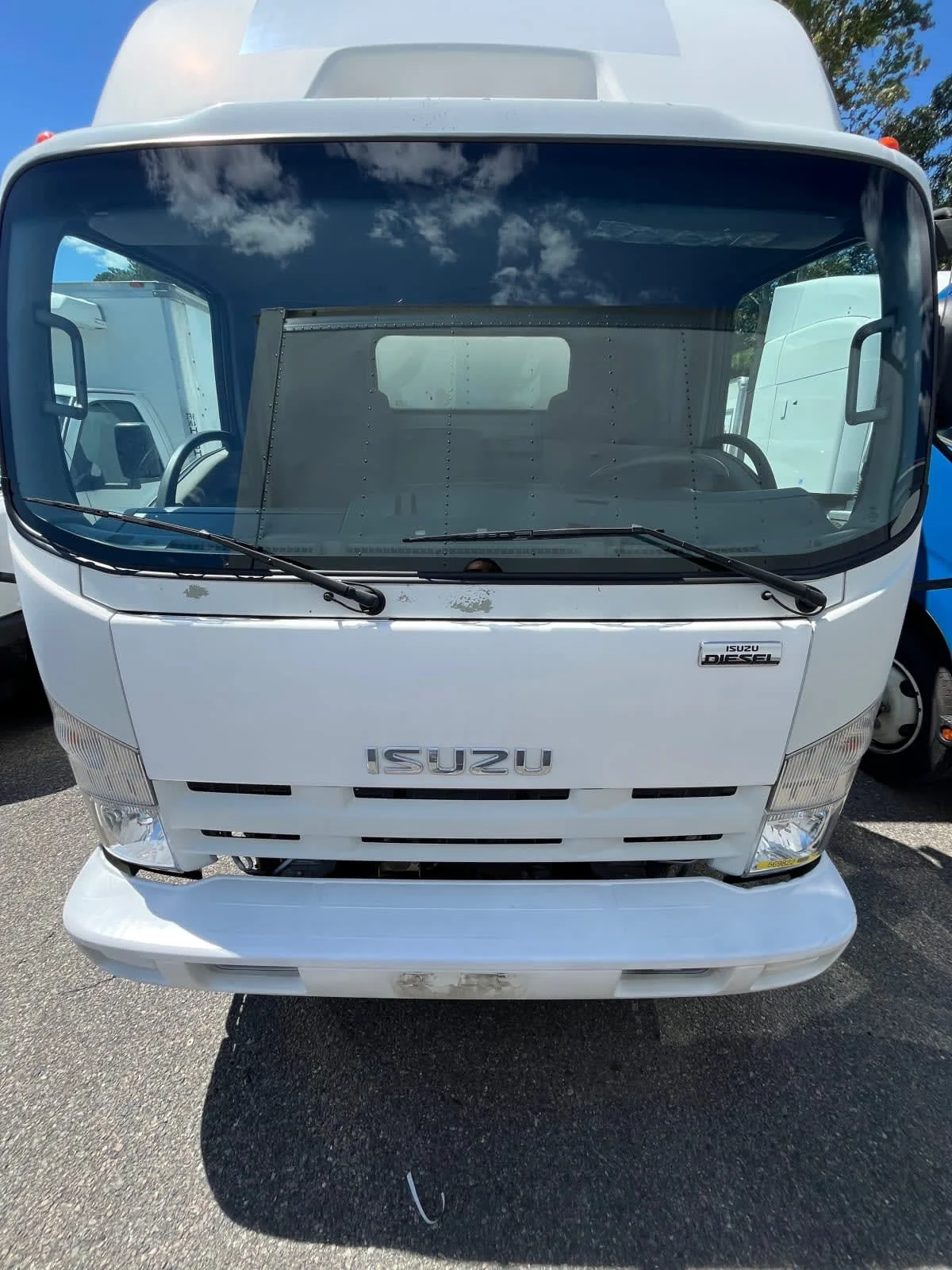 2014 Isuzu NQR - image 2