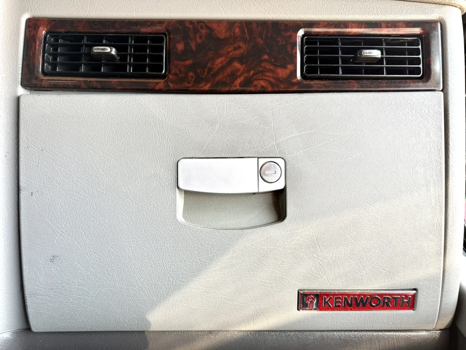 2016 Kenworth W900 in New Lenox, IL — photo 19