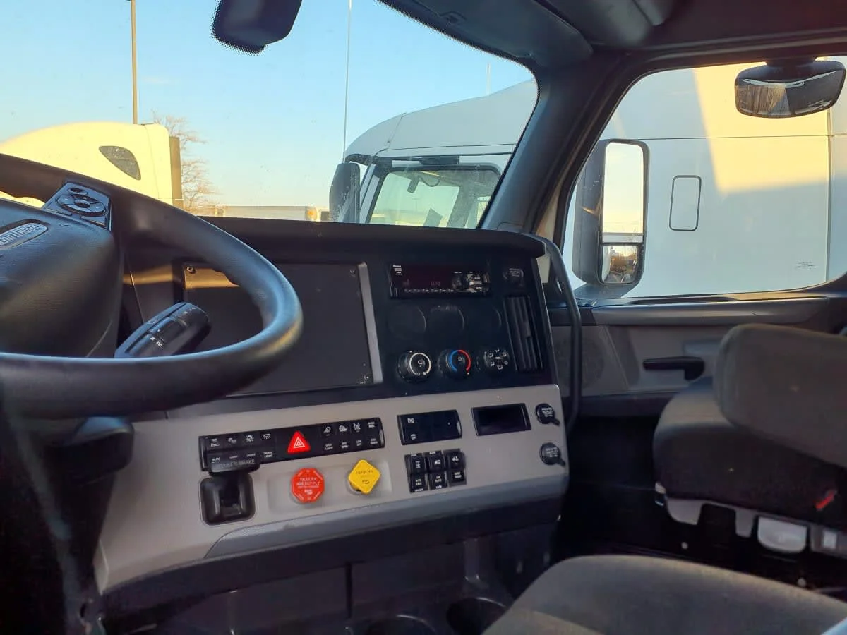 2020 Freightliner Cascadia in Bolingbrook, IL — photo 7