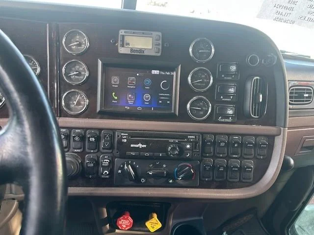 2018 Peterbilt 389 - image 7