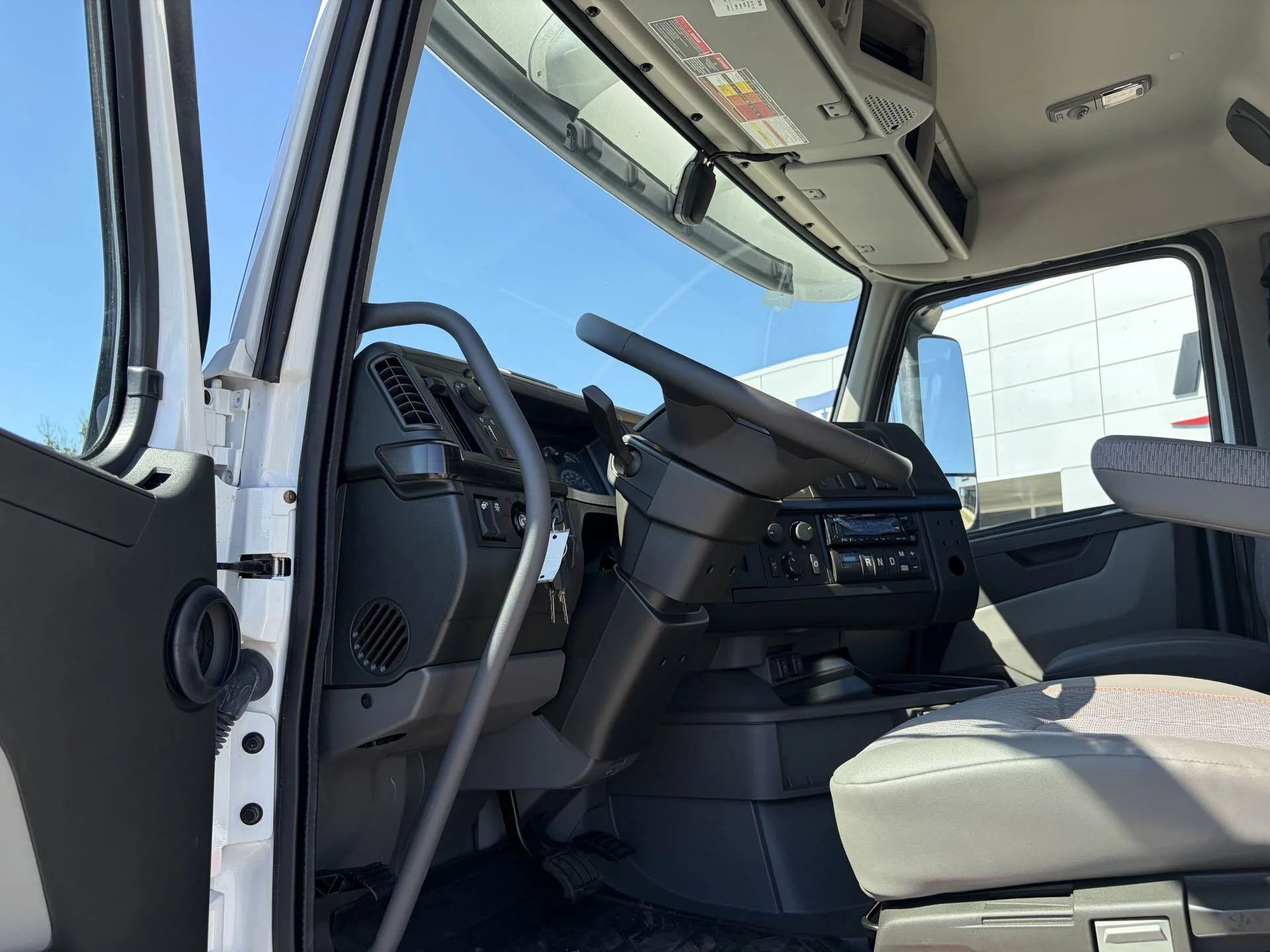 2026 Volvo VNR 640 - image 11