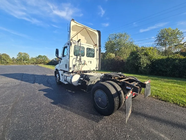 2020 Freightliner Cascadia - image 5