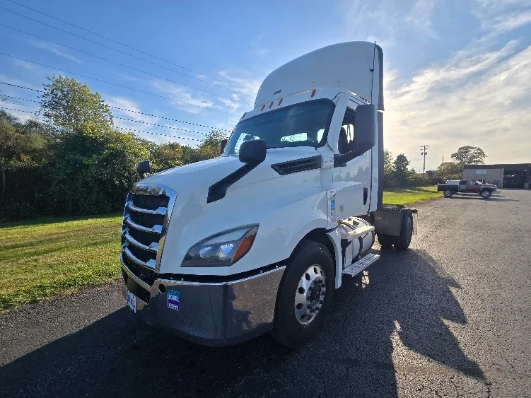 2020 Freightliner Cascadia - image 3