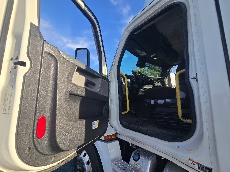 2020 Freightliner Cascadia - image 9