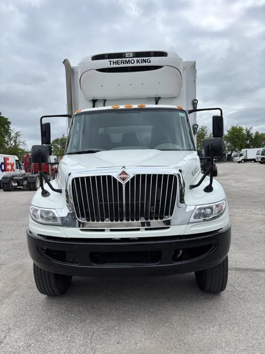 2017 International 4300 — photo 2
