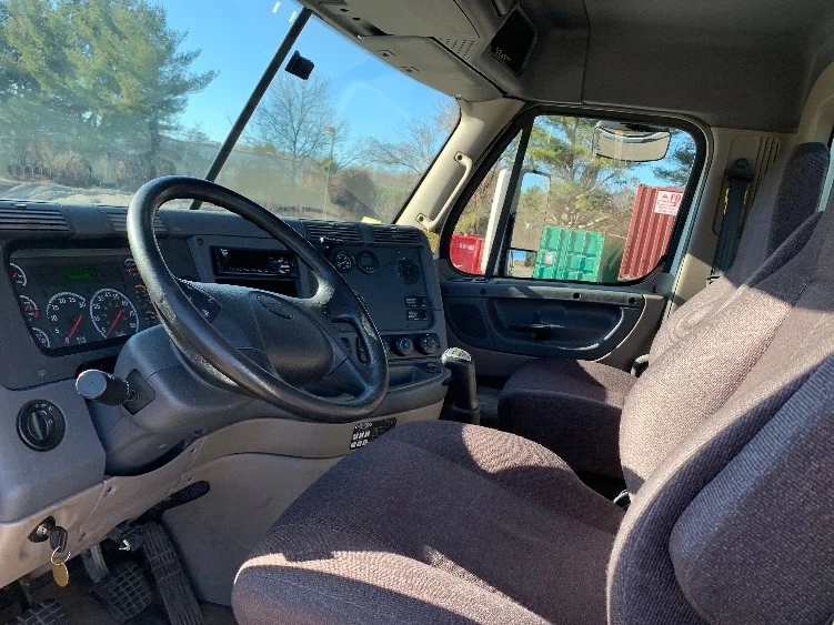 2019 Freightliner Cascadia - image 10