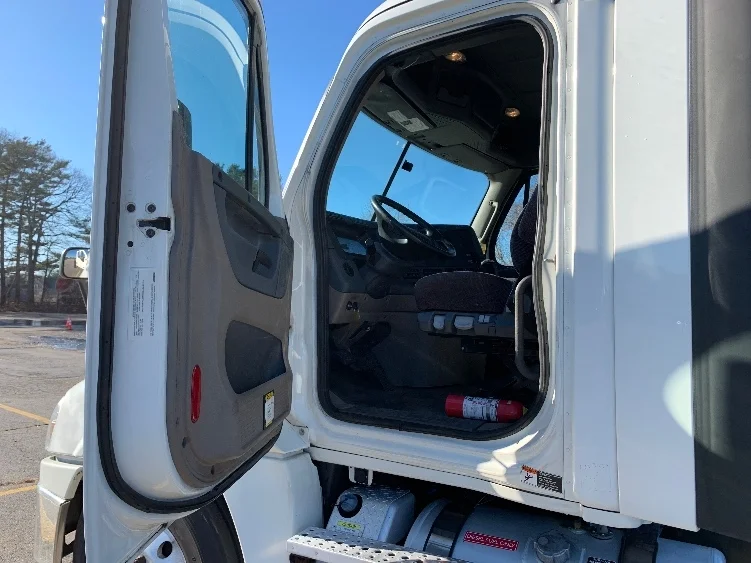 2019 Freightliner Cascadia - image 9