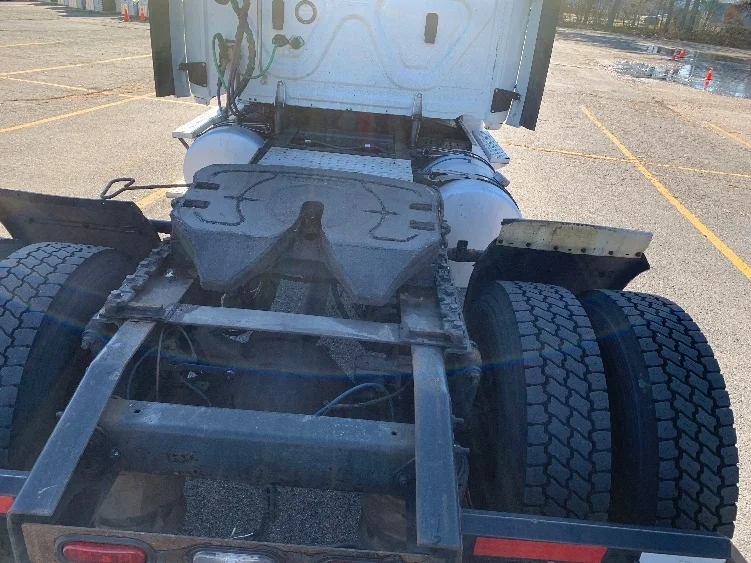 2019 Freightliner Cascadia - image 6