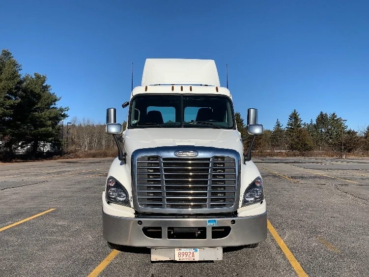 2019 Freightliner Cascadia - image 2