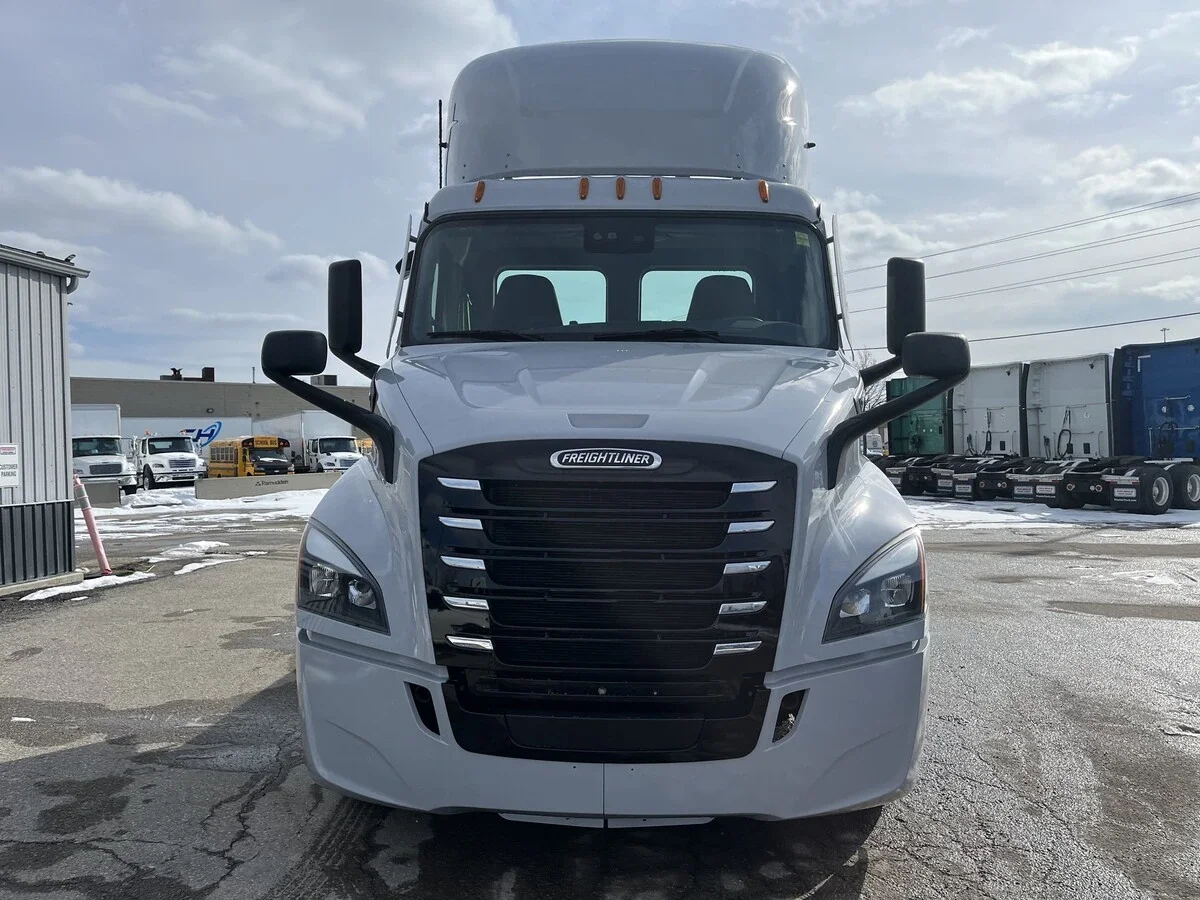 2024 Freightliner eCascadia in Mississauga, ON — photo 2