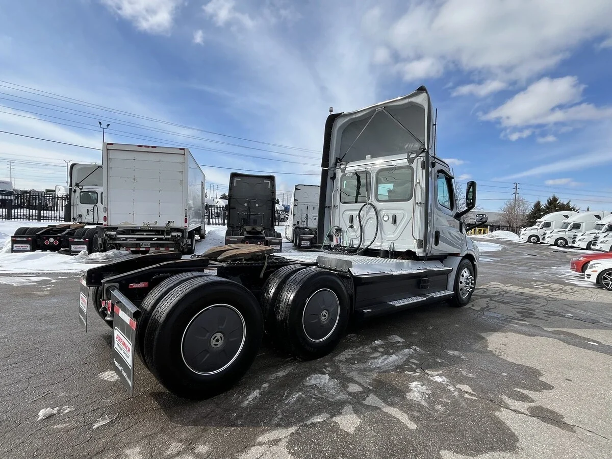 2024 Freightliner eCascadia in Mississauga, ON — photo 7