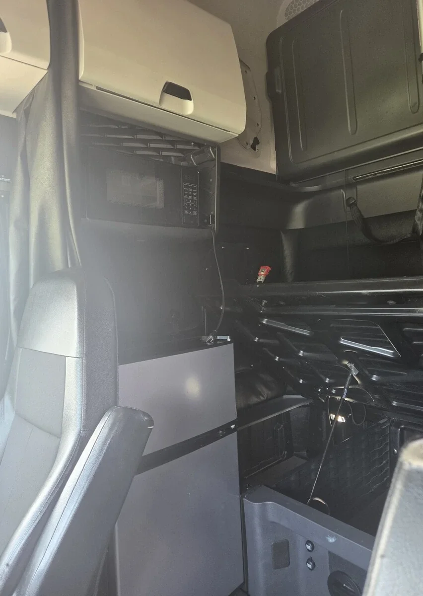 2025 Freightliner Cascadia — photo 10