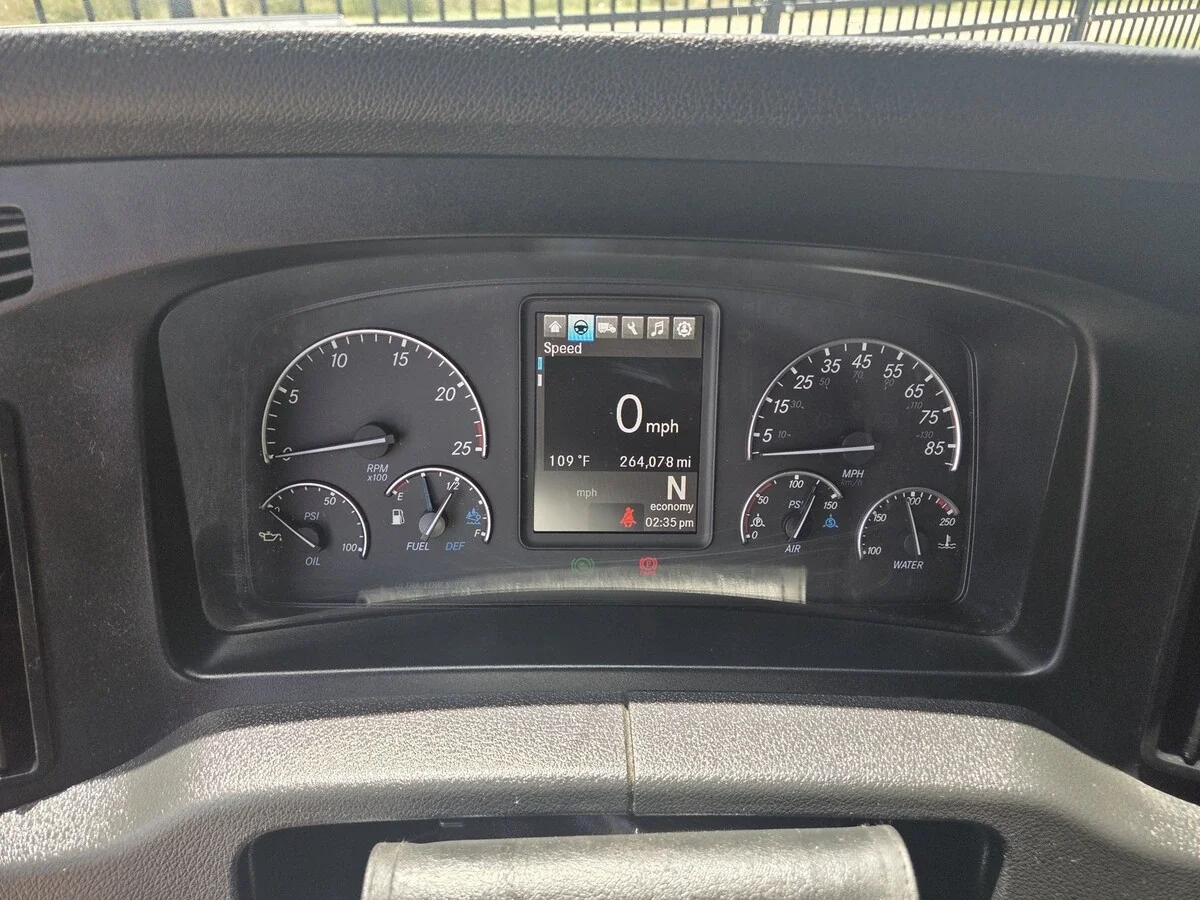 2025 Freightliner Cascadia — photo 9
