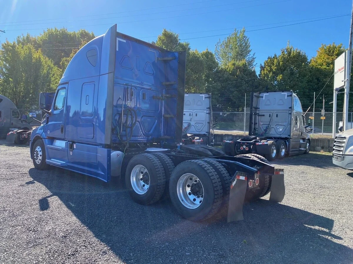 2021 Freightliner Cascadia - image 3
