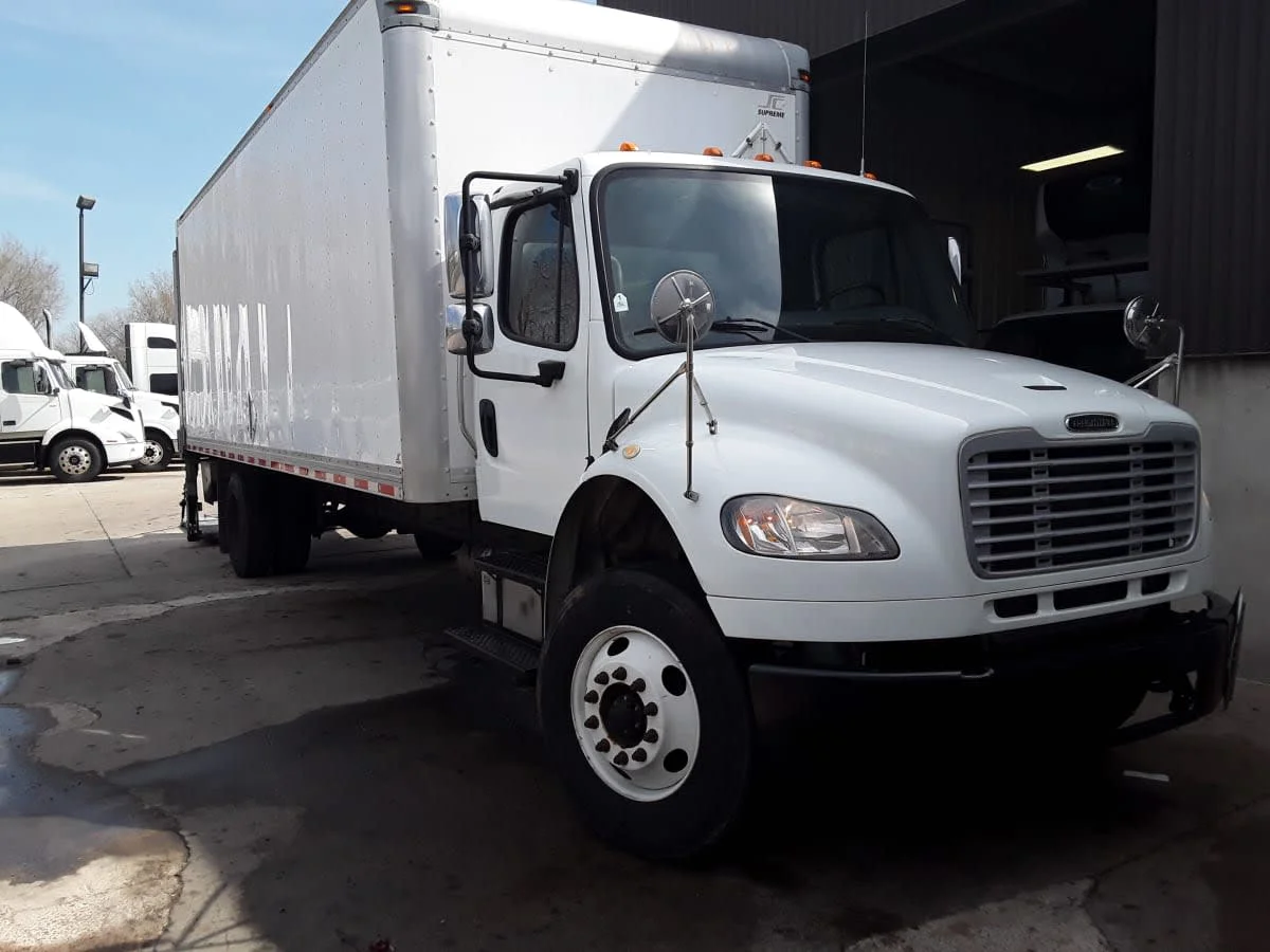 2016 Freightliner M2 106 - image 3