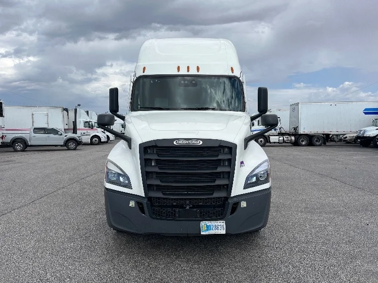 2022 Freightliner Cascadia - image 2