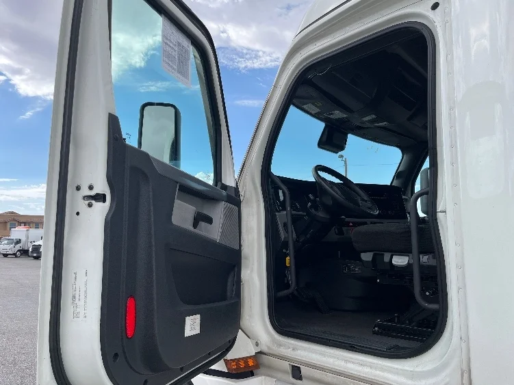 2022 Freightliner Cascadia - image 9