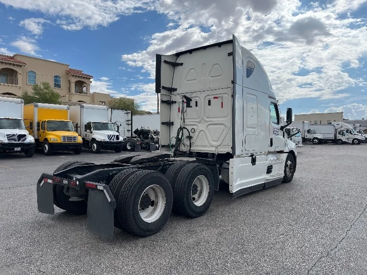 2022 Freightliner Cascadia - image 7
