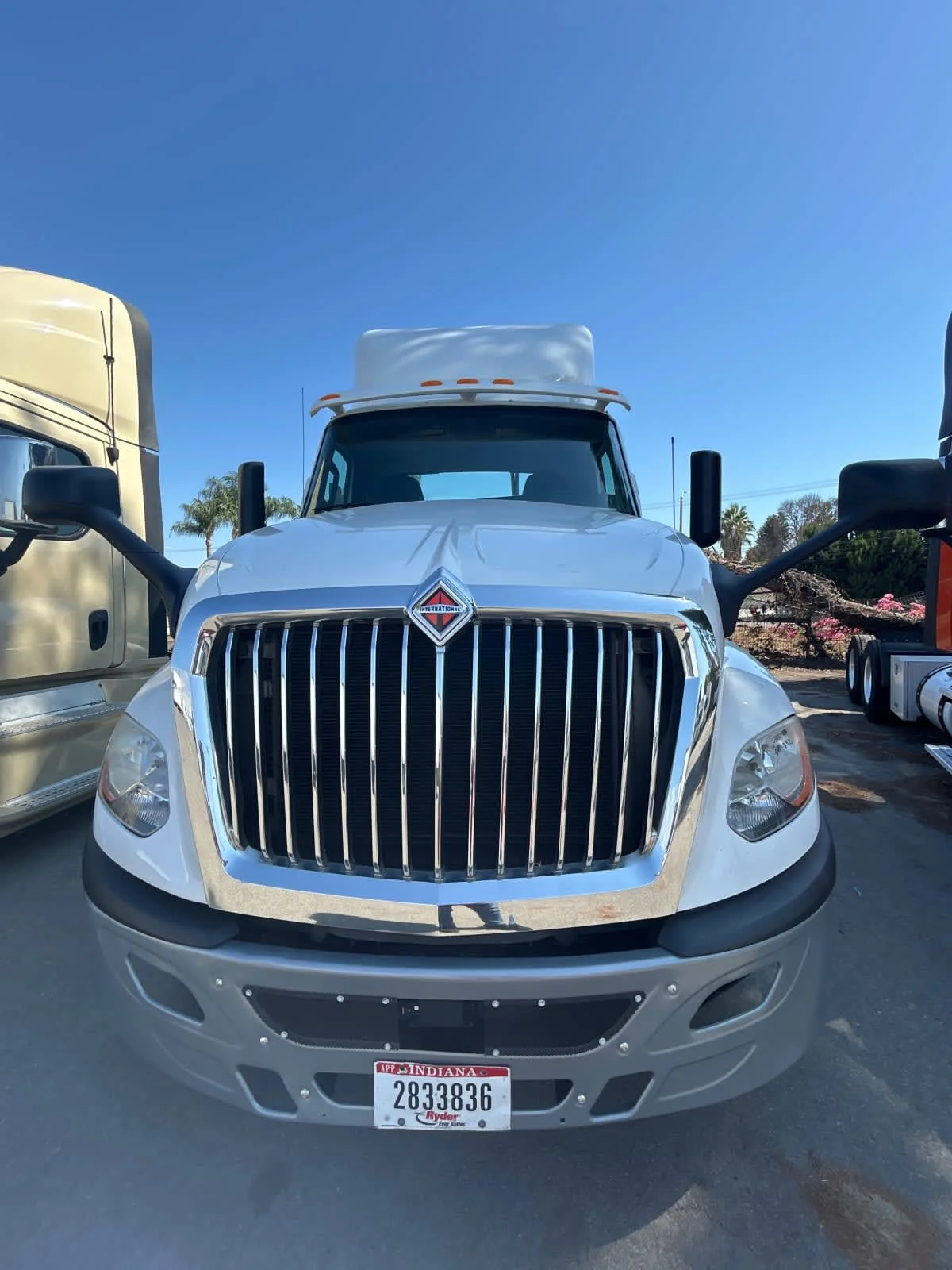 2019 International LT - image 8