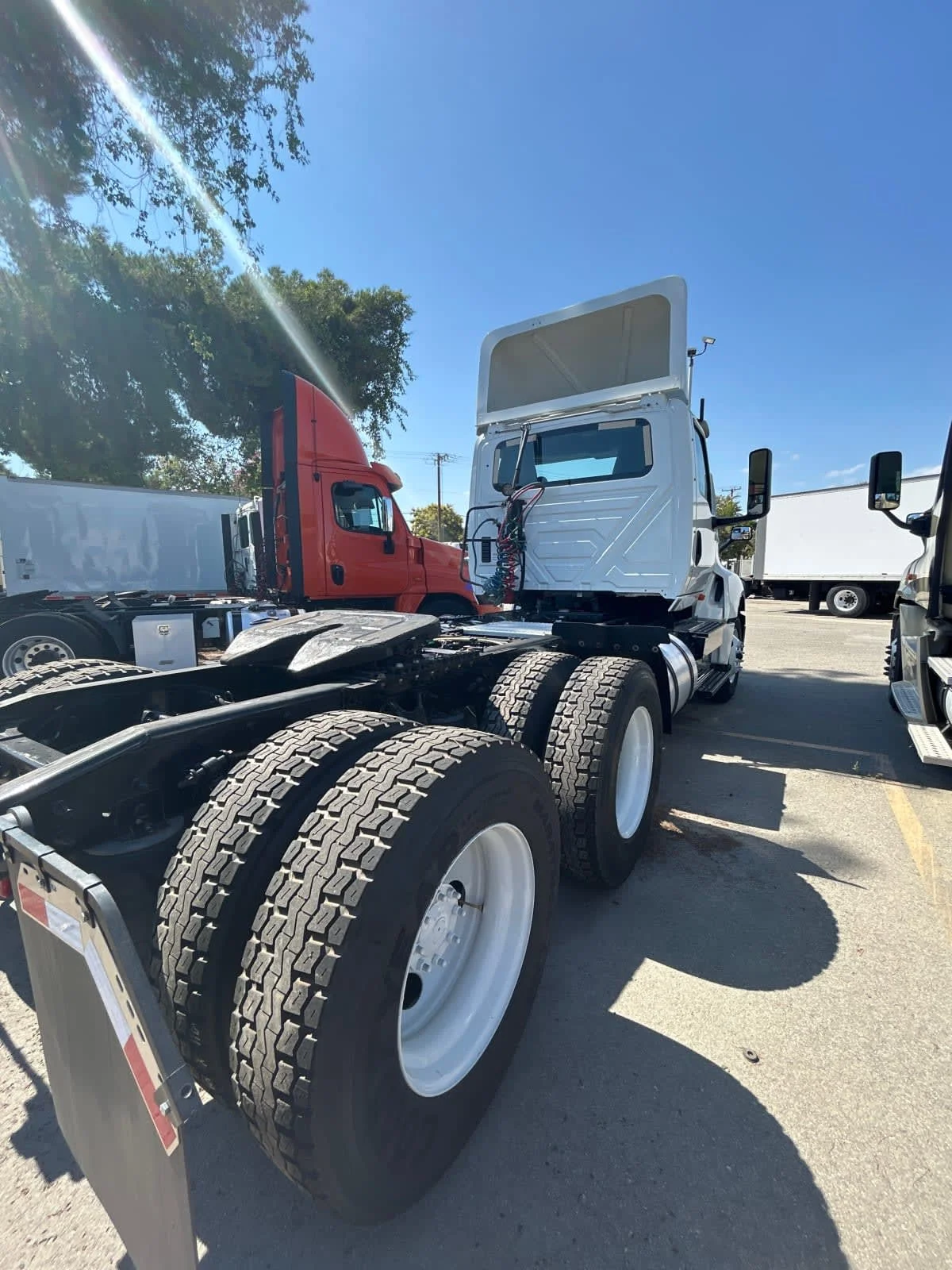 2019 International LT - image 4