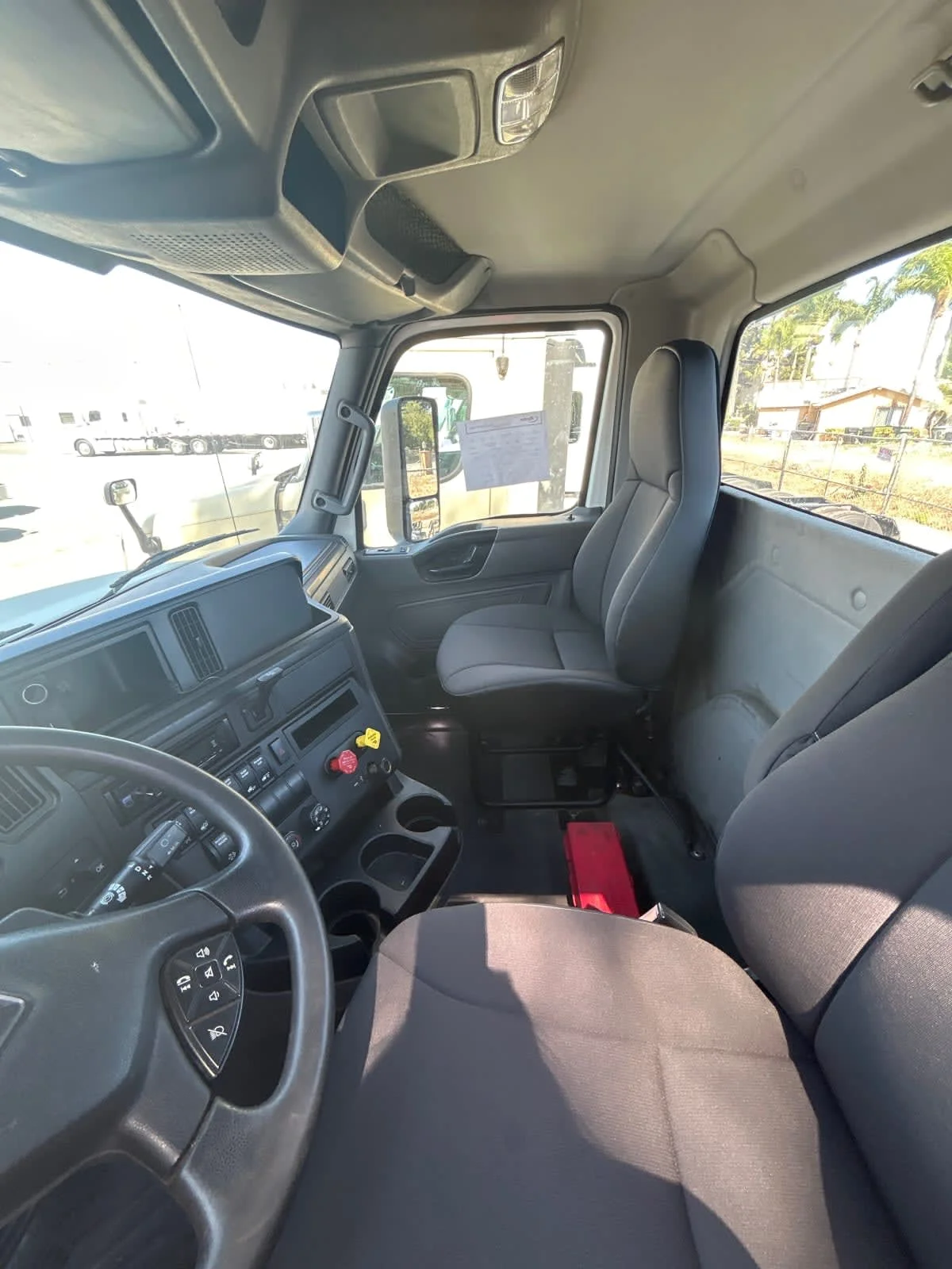 2019 International LT - image 7