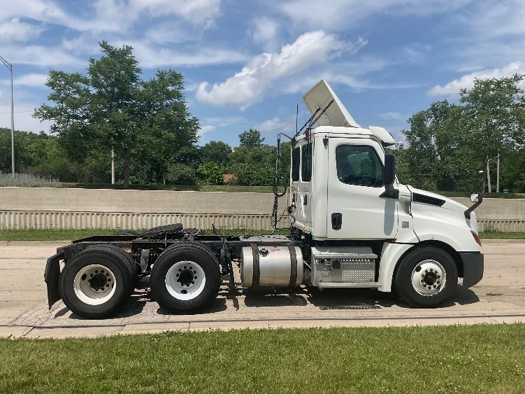 2019 Freightliner Cascadia - image 8