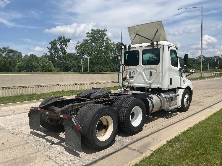 2019 Freightliner Cascadia - image 7